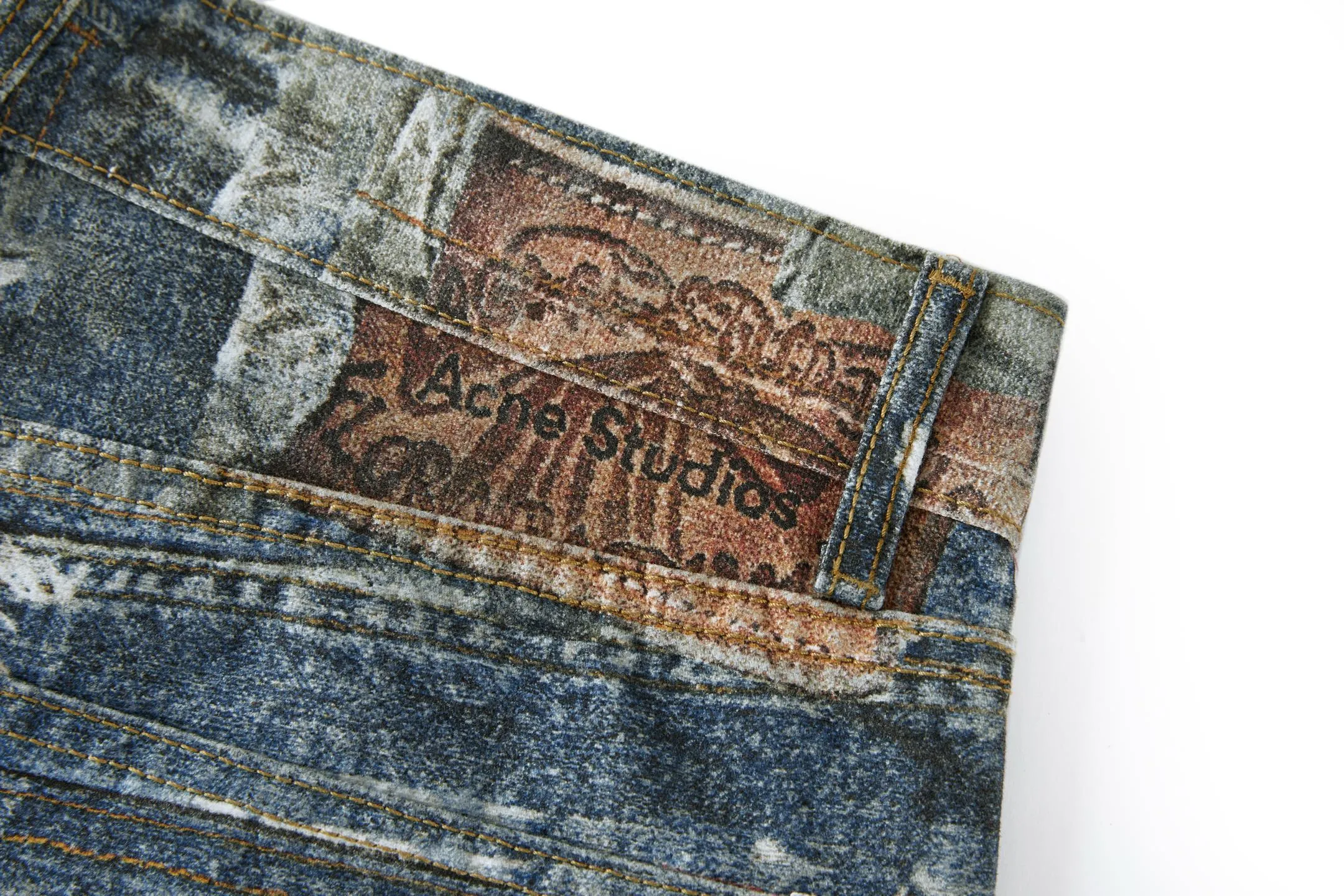 ACN trompe l'oeil print Series denim trousers. Fabric: Made of 12oz 10*7 twill denim pure cotton. Accessories: Buttons are made of electroplated distressed hardware buttons. Technology: Printing adopts 3D direct injection technology, with multiple color combinations to highly restore the original 1:1 effect. Craftsmanship: Chaoyi fried color, 20 pieces per tank customized with the same color and distressed craftsmanship. Craftsmanship: Garment washing, frying, fixing the pattern, fixing the color to add hand feel, etc... This pair of jeans is made of brushed denim, soft to the touch. The seasonal trompe l'oeil print shows floral patterns peeking out from under ripped jeans. These jeans have a relaxed fit with a mid-low rise and wide, loose legs. Accessories: Customized 1:1 washed trademark Accessories: Customized 1:1 electroplated buttons Process: Customized 1:1 illusion printing Size: S-M-L-XL Color: Washed blue Style number: 8886588